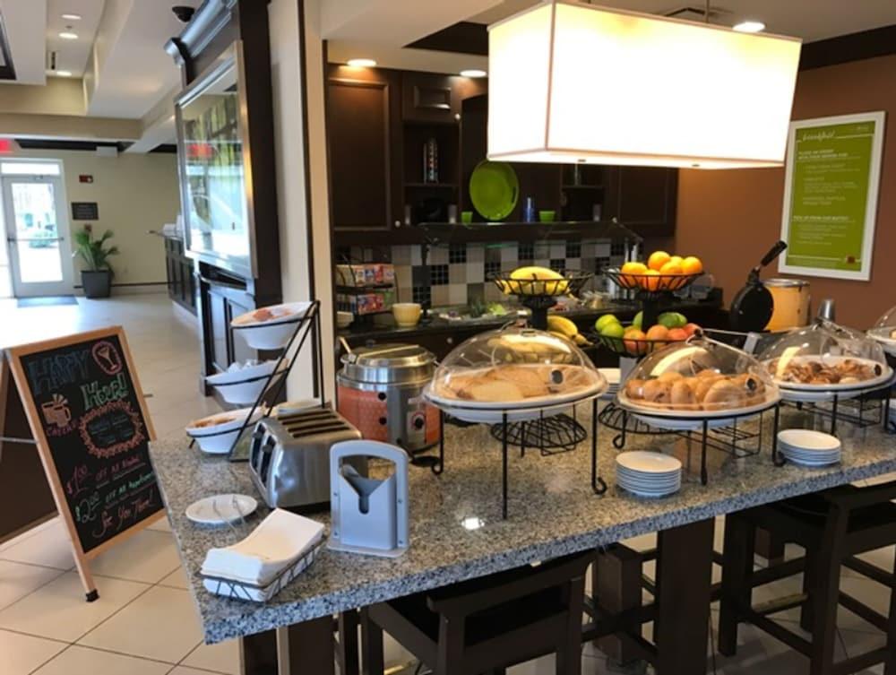 Hilton Garden Inn Hampton Coliseum Central Экстерьер фото