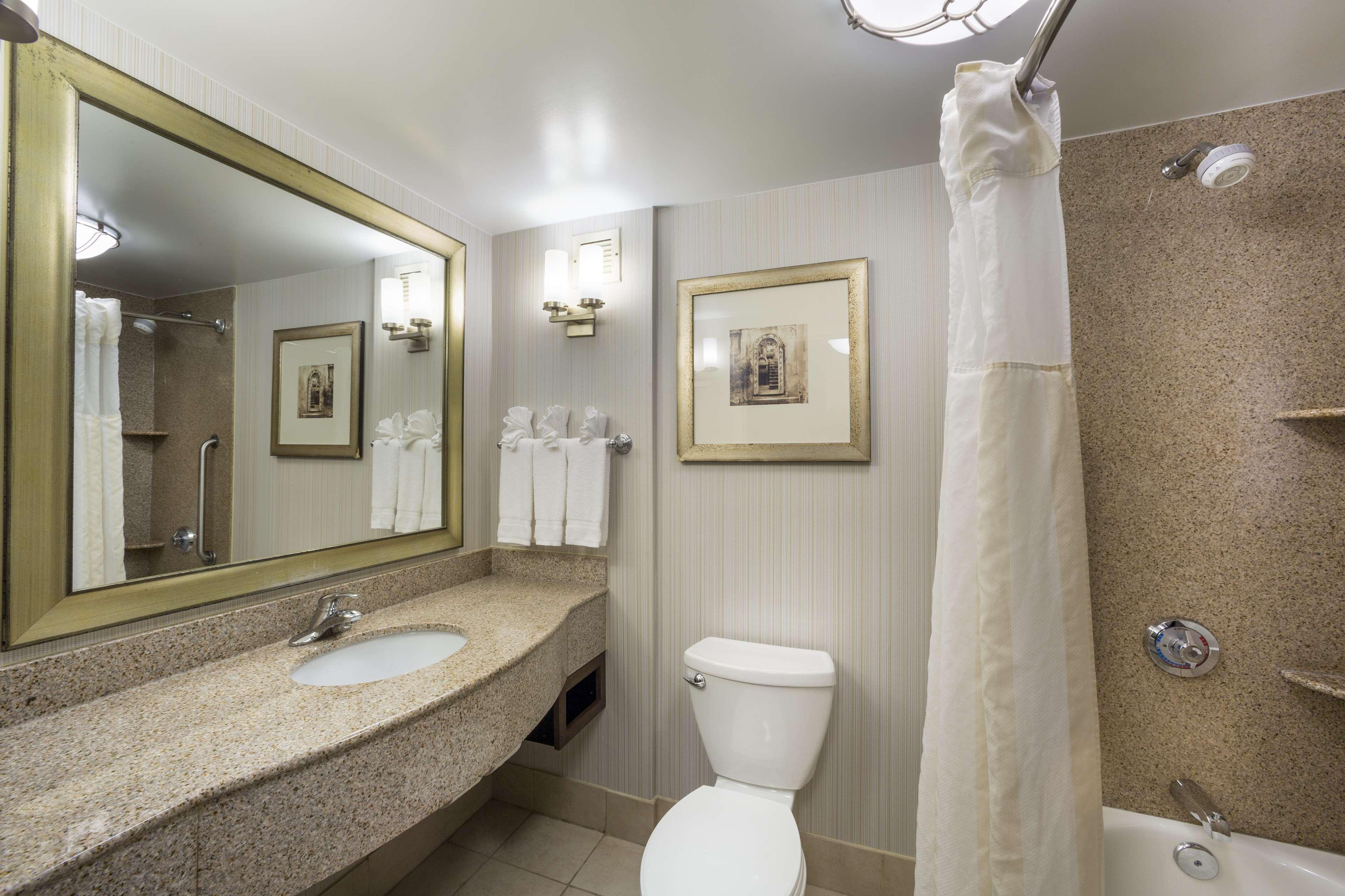 Hilton Garden Inn Hampton Coliseum Central Экстерьер фото