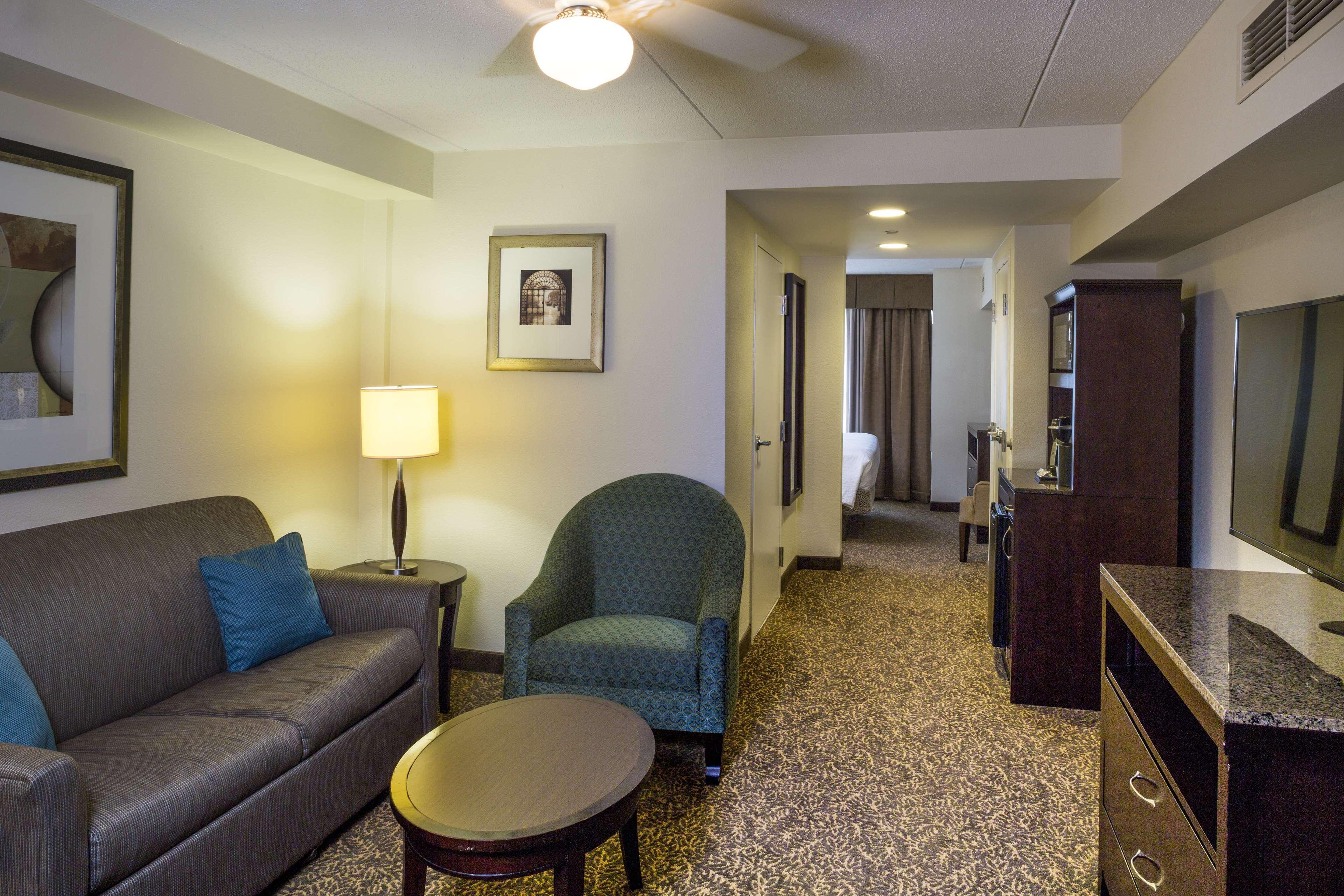 Hilton Garden Inn Hampton Coliseum Central Экстерьер фото