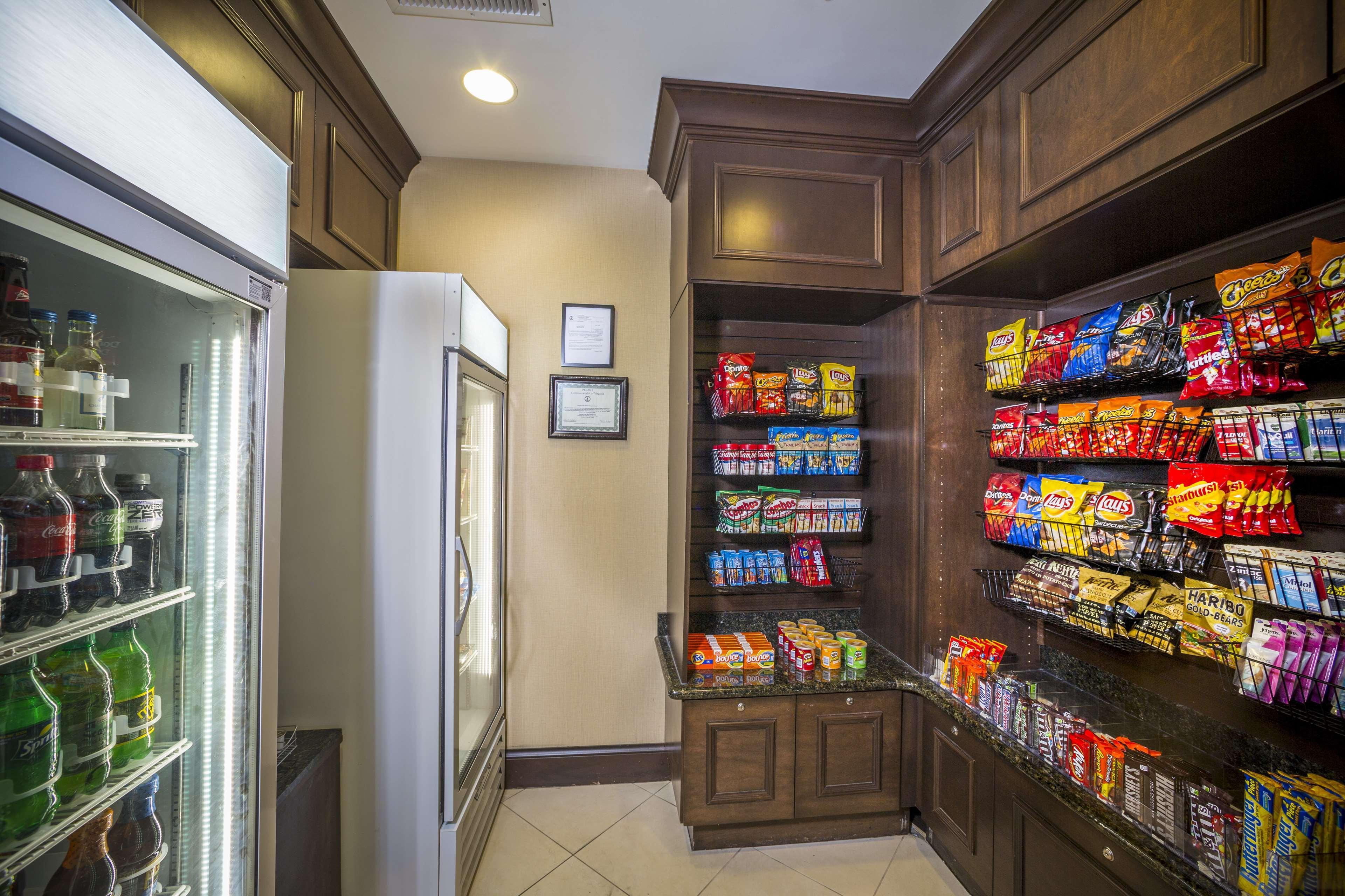 Hilton Garden Inn Hampton Coliseum Central Экстерьер фото