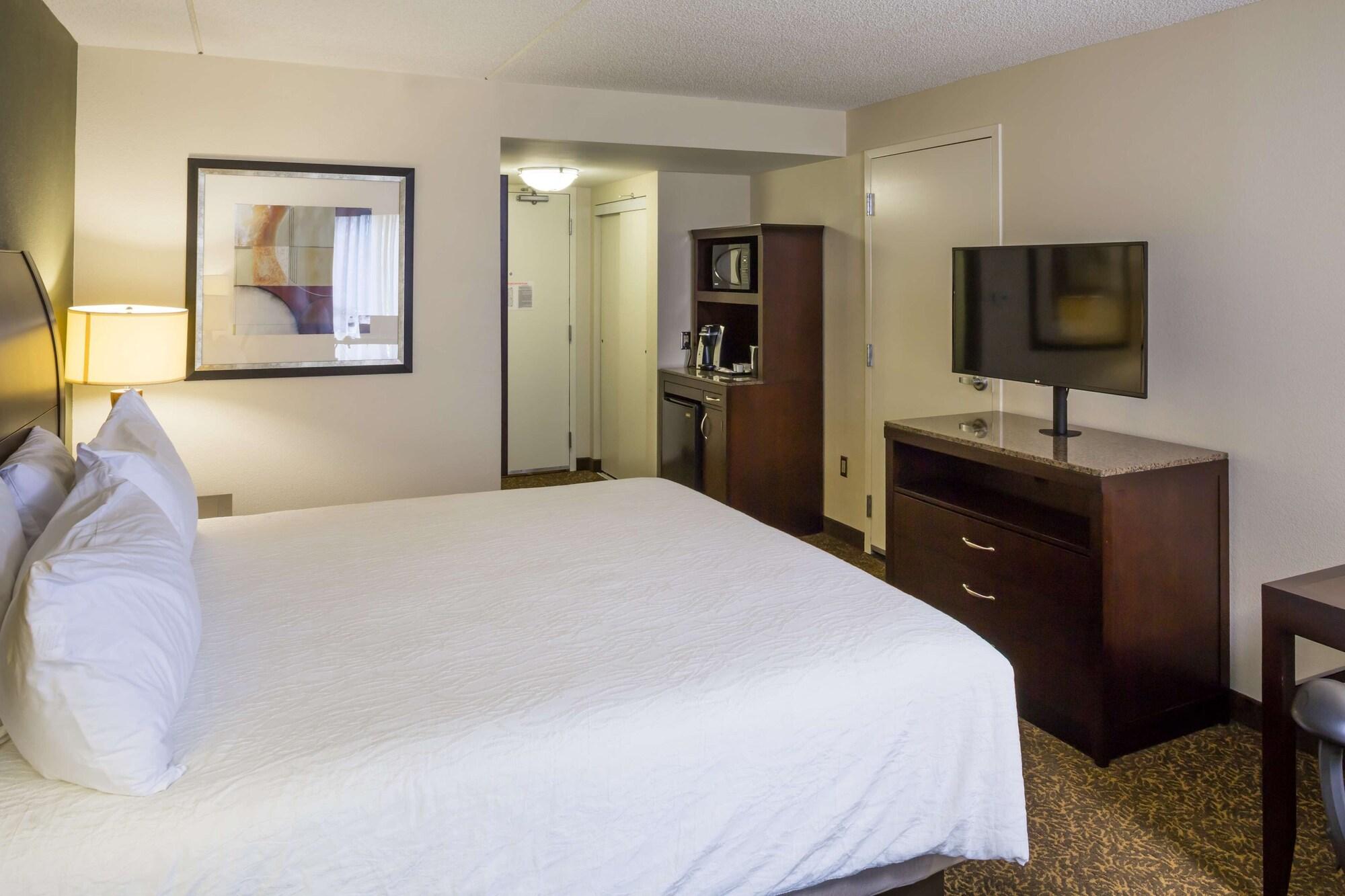 Hilton Garden Inn Hampton Coliseum Central Экстерьер фото