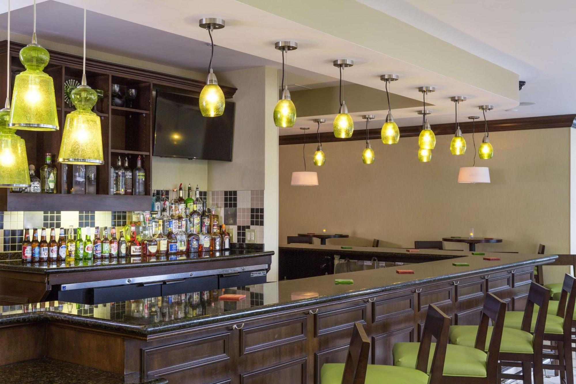 Hilton Garden Inn Hampton Coliseum Central Экстерьер фото